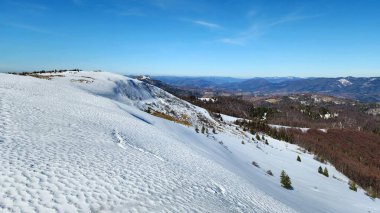 Karla kaplı dağlarla kaplı güzel bir manzara.