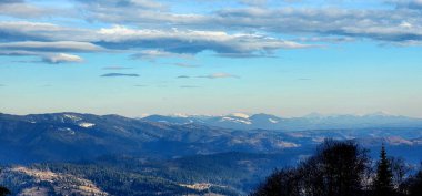 Sabahleyin dağların manzarası