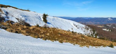 Karla kaplı dağ manzarası. güzel dağ manzarası