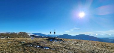 Mavi gökyüzü ve bulutlu dağ manzarası