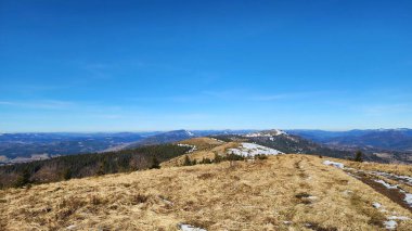 Dağlarda kış manzarası