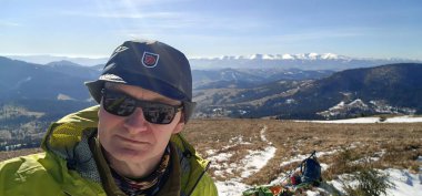 Sırt çantası ve dağ şapkası olan bir turist.