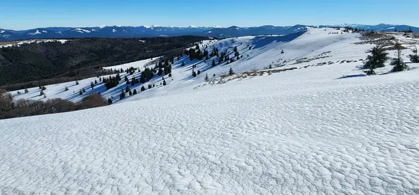 Karlı ve dağlı güzel bir manzara.