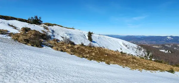 Güneşli bir günde dağın yamacında güzel bir kış manzarası