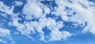 Beyaz bulutlu güzel mavi gökyüzü