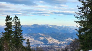 Dağlardaki güzel kış manzarası