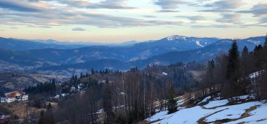 Karla kaplı güzel bir manzara - dağlarla kaplı