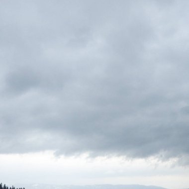 Dağların üzerinden bulutlar