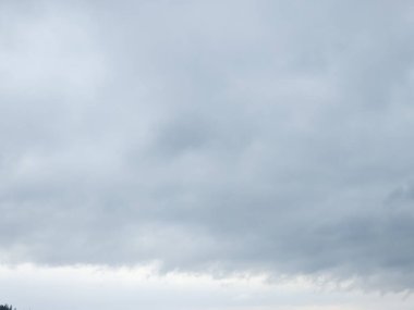 Gökteki koyu gri bulutlar