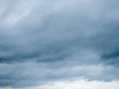 Yağmurlu bir günde fırtına bulutları