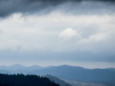 Bulutları ve gökyüzü olan güzel bir manzara.