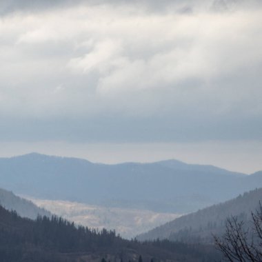 Dağları ve bulutları olan güzel bir manzara