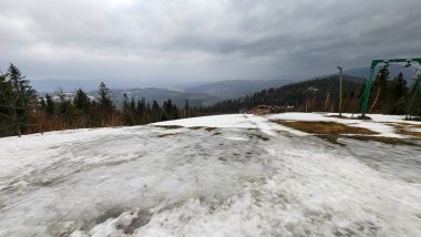 Kardan bir manzara - Karpatlar 'da dağlarla kaplı