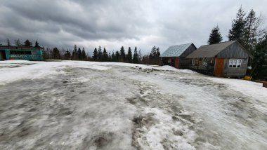 Kış karı - ahşap evle kaplı.