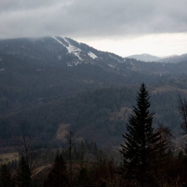 Güzel bir dağ manzaralı sonbahar manzarası