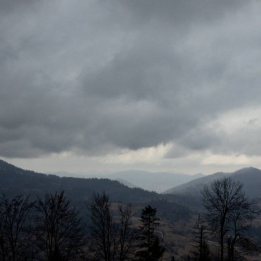 Dağları ve bulutları olan güzel bir manzara