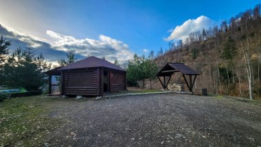 Köydeki eski ahşap ev.