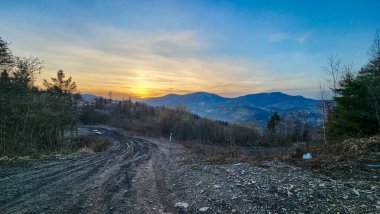 Karpatların yolu gün doğumunda