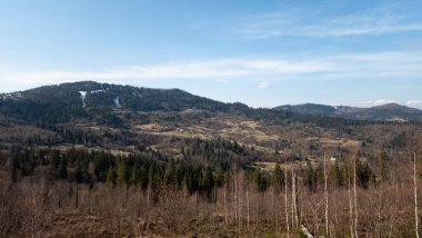 Mavi gökyüzü ile dağların güzel manzarası