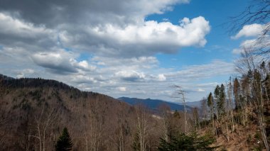 Dağlardaki dağ manzarası