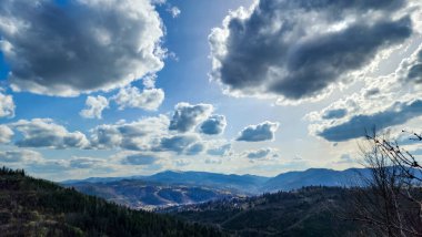 Dağları ve bulutları olan güzel bir manzara