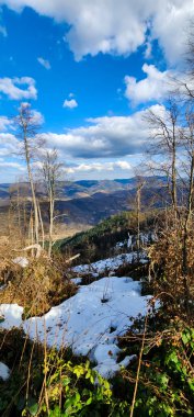 Kışın dağ manzarası