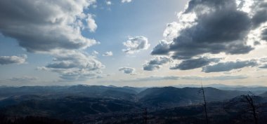 Akşamları bulutlar ve güzel gökyüzü olan dağ manzarası