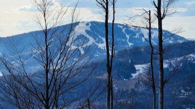 Karpatların karla kaplı dağlarının manzarası