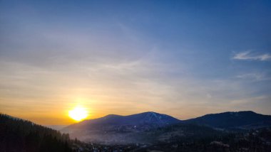 Dağlarda güzel bir gün batımı