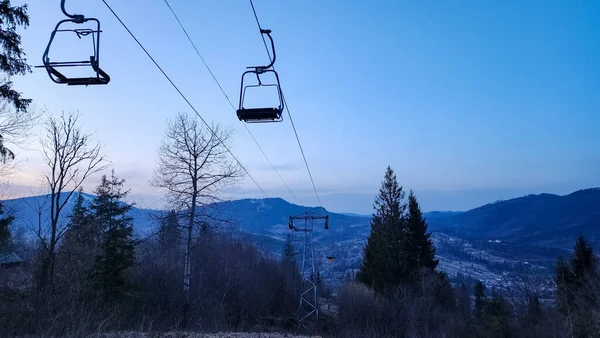 Dağlardaki teleferik.