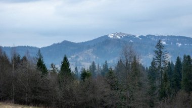İlkbaharda güzel dağ manzarası