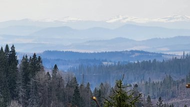 Dağları ve mavi gökyüzü olan güzel bir manzara.