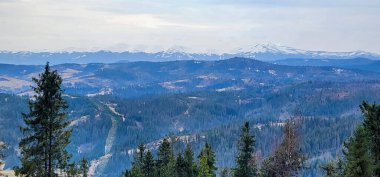 Dağın tepesinden görünüm