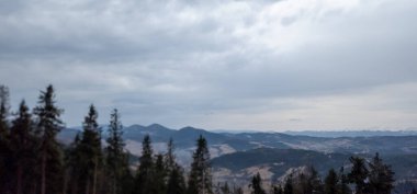 yaz aylarında güzel dağ manzarası