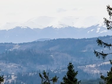 Arka planda karla kaplı güzel bir manzara.