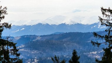 Kışın dağların manzarası