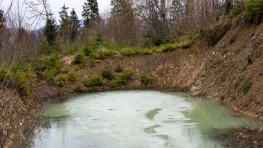Dağlarda ilkbahar manzarası