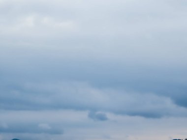 Bulutlu güzel mavi gökyüzü