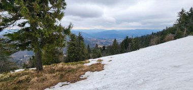 Kışın güzel dağ manzarası