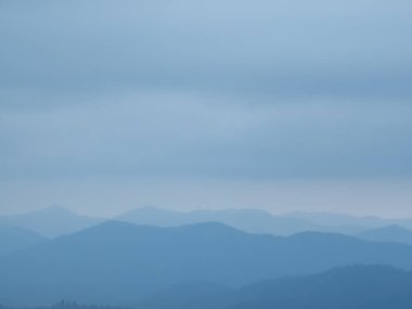 Şafak vakti dağlarda sis