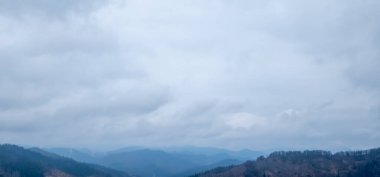 Dağları ve bulutları olan güzel bir manzara