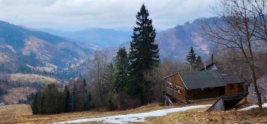 Dağlarda güzel bir ahşap ev resmi.