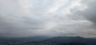 Bulutlardaki dağların manzarası