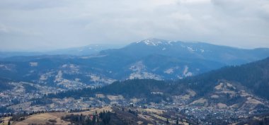 İşte haşmetli Karpat Dağları, engebeli tepelerin nefes kesici bir manzarada gökyüzü ile buluştuğu yer. Verdant ormanlar, kıvrılan nehirler ve dramatik manzaralar doğanın görkeminin büyüleyici bir manzarasını yaratır.. 