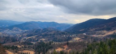 Sonbahar mevsiminde güzel dağ sıraları