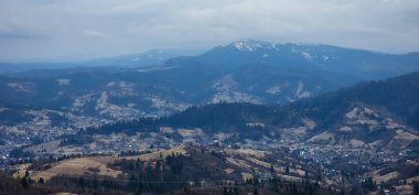 Ukraynalı Karpatların köyü.