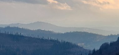 Dağ sırası olan güzel bir manzara.