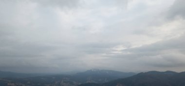 Bulutları ve mavi gökyüzü olan güzel bir manzara.