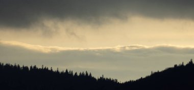 Dağlarda güzel bir gün batımı