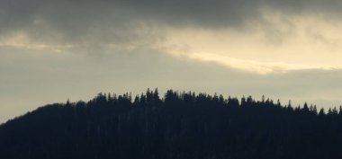 Dağları ve bulutları olan güzel bir manzara